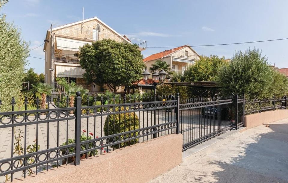 Property building, Patio, Garden, Balcony/Terrace, Garden view, Mountain view