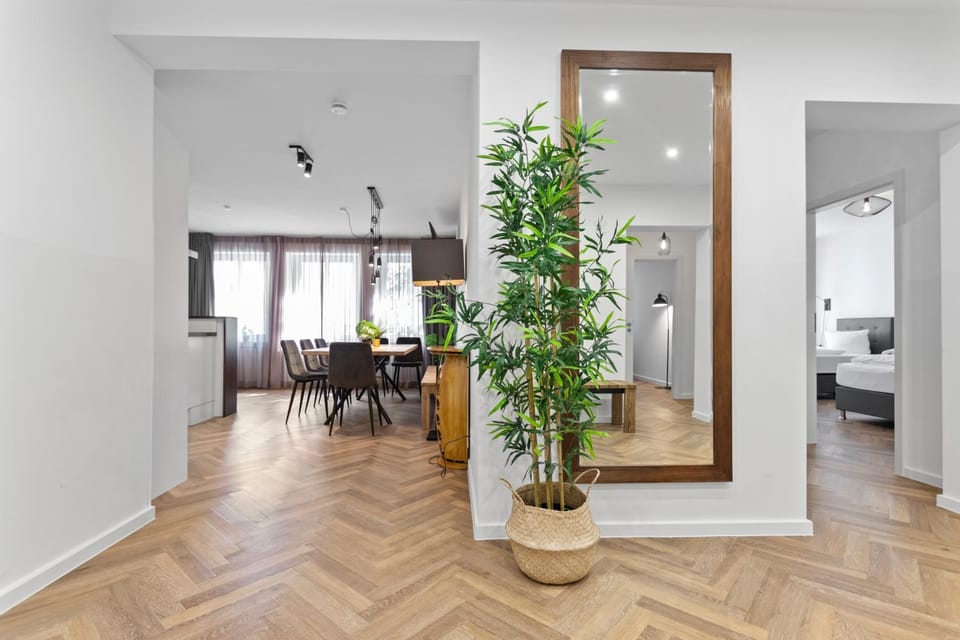 Flatista Homes - Central Station - 4 BR Apartment in Munich