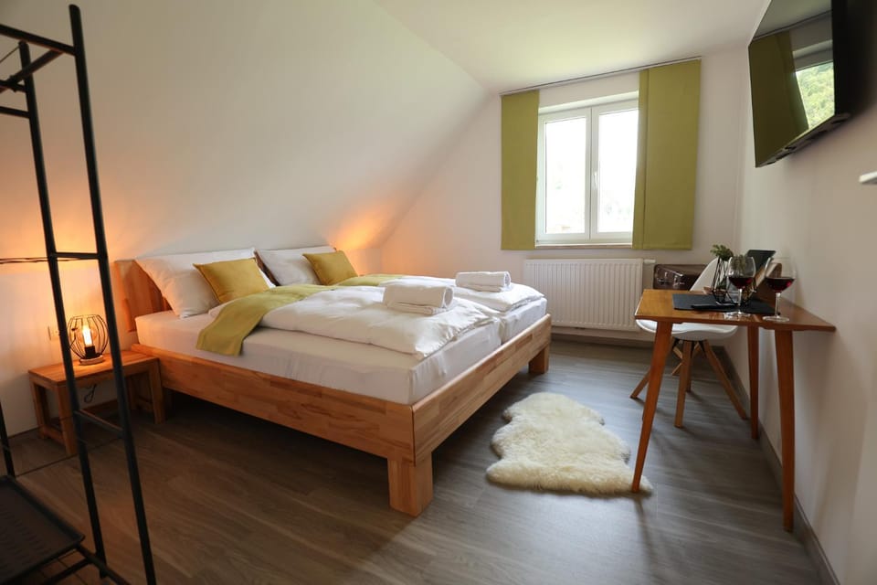 Bed, TV and multimedia, Photo of the whole room, Bedroom