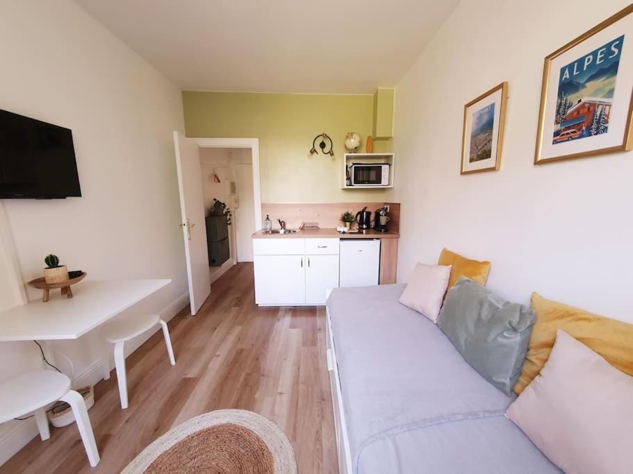 Kitchen or kitchenette, Photo of the whole room, Seating area, stove