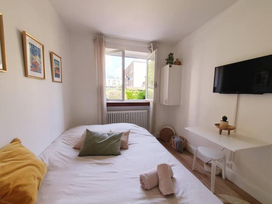 Bed, TV and multimedia, Bedroom, towels