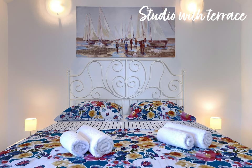 Bed, towels