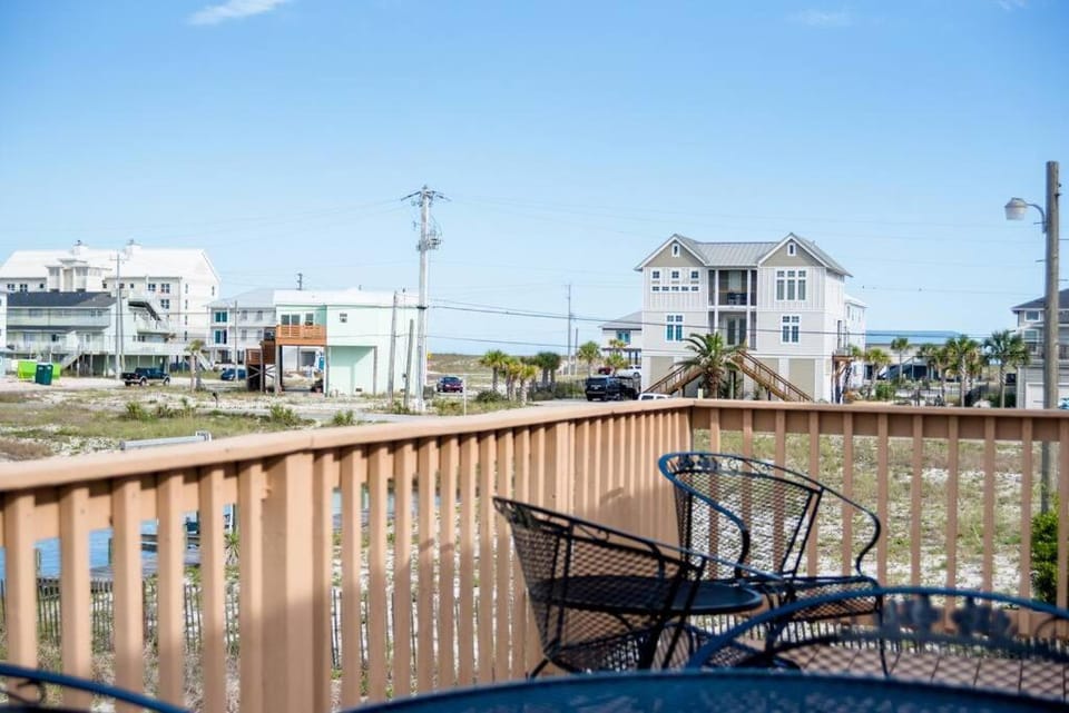 Canal Oasis: Serene Waterside House in Pensacola Beach