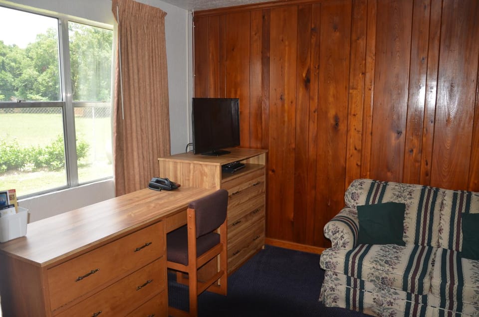 Communal lounge/ TV room, Seating area, Garden view