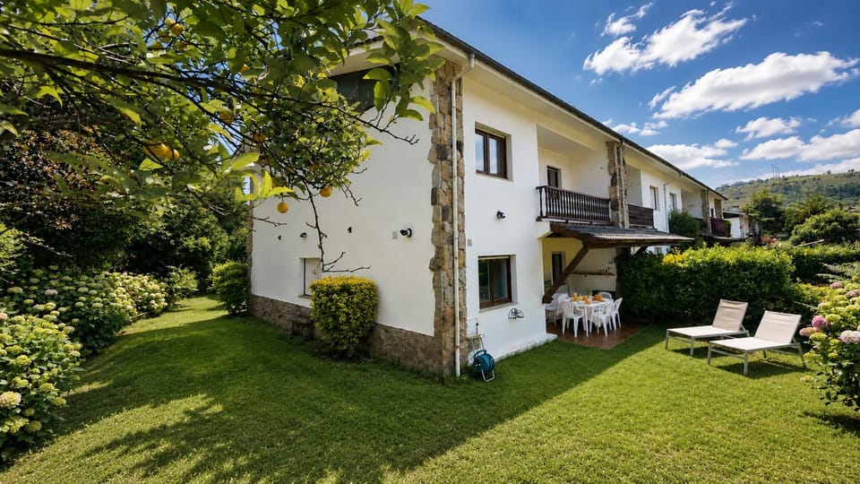 Property building, Facade/entrance, Garden, Balcony/Terrace, Garden view