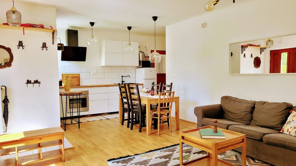 Kitchen or kitchenette, Living room, Seating area, Dining area, minibar, pet friendly
