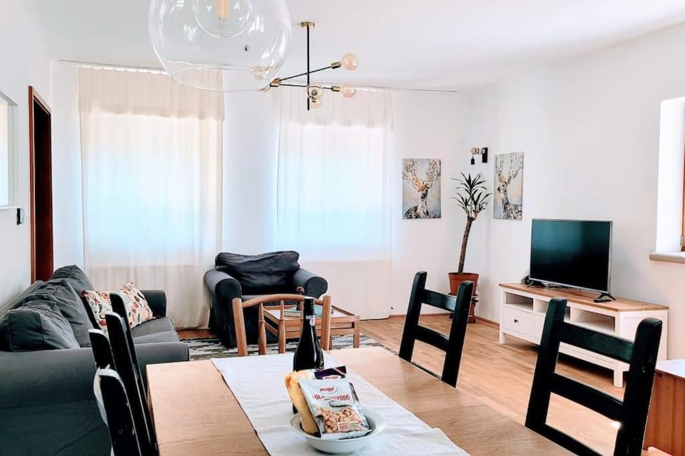 Communal lounge/ TV room, TV and multimedia, Living room, Seating area, Dining area, Evening entertainment