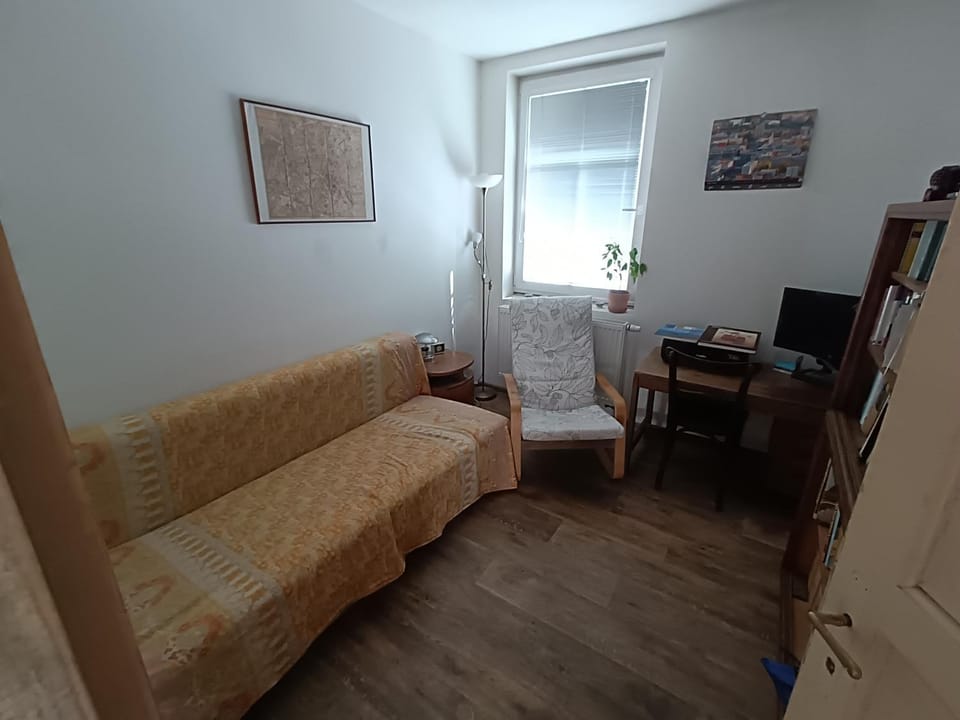 TV and multimedia, Seating area, Bedroom