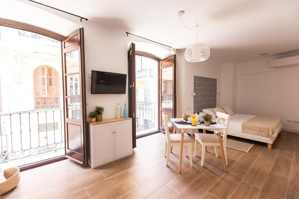 TV and multimedia, Living room, Seating area, Dining area, air conditioner