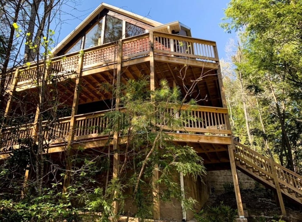 The Foxs Den, Hot Tub, Pool Table and Smoky Mountain Charm House in Gatlinburg