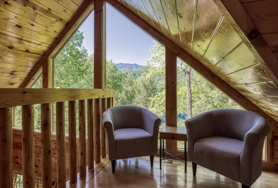 The Foxs Den, Hot Tub, Pool Table and Smoky Mountain Charm House in Gatlinburg