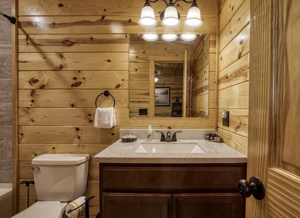 The Foxs Den, Hot Tub, Pool Table and Smoky Mountain Charm House in Gatlinburg