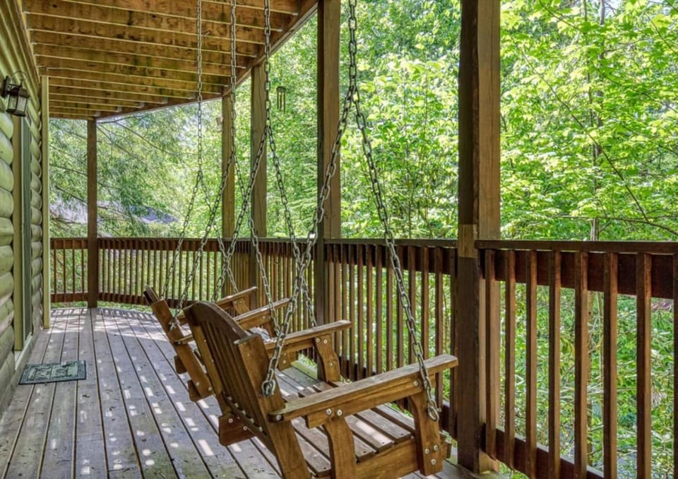 The Foxs Den, Hot Tub, Pool Table and Smoky Mountain Charm House in Gatlinburg