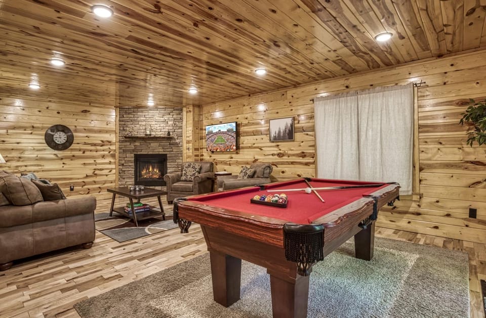 The Foxs Den, Hot Tub, Pool Table and Smoky Mountain Charm House in Gatlinburg
