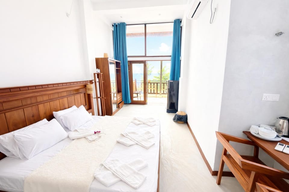 Bed, Natural landscape, View (from property/room), Balcony/Terrace, Photo of the whole room, Bedroom, Sea view, towels