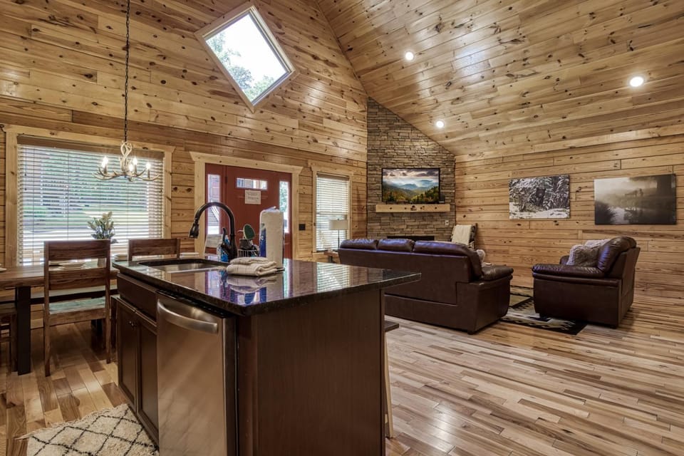 Cozy Log Cabin, hot tub, pool table, pool access Cabin in Pittman Center