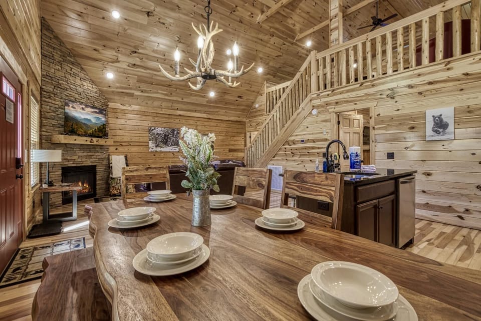 Cozy Log Cabin, hot tub, pool table, pool access Cabin in Pittman Center