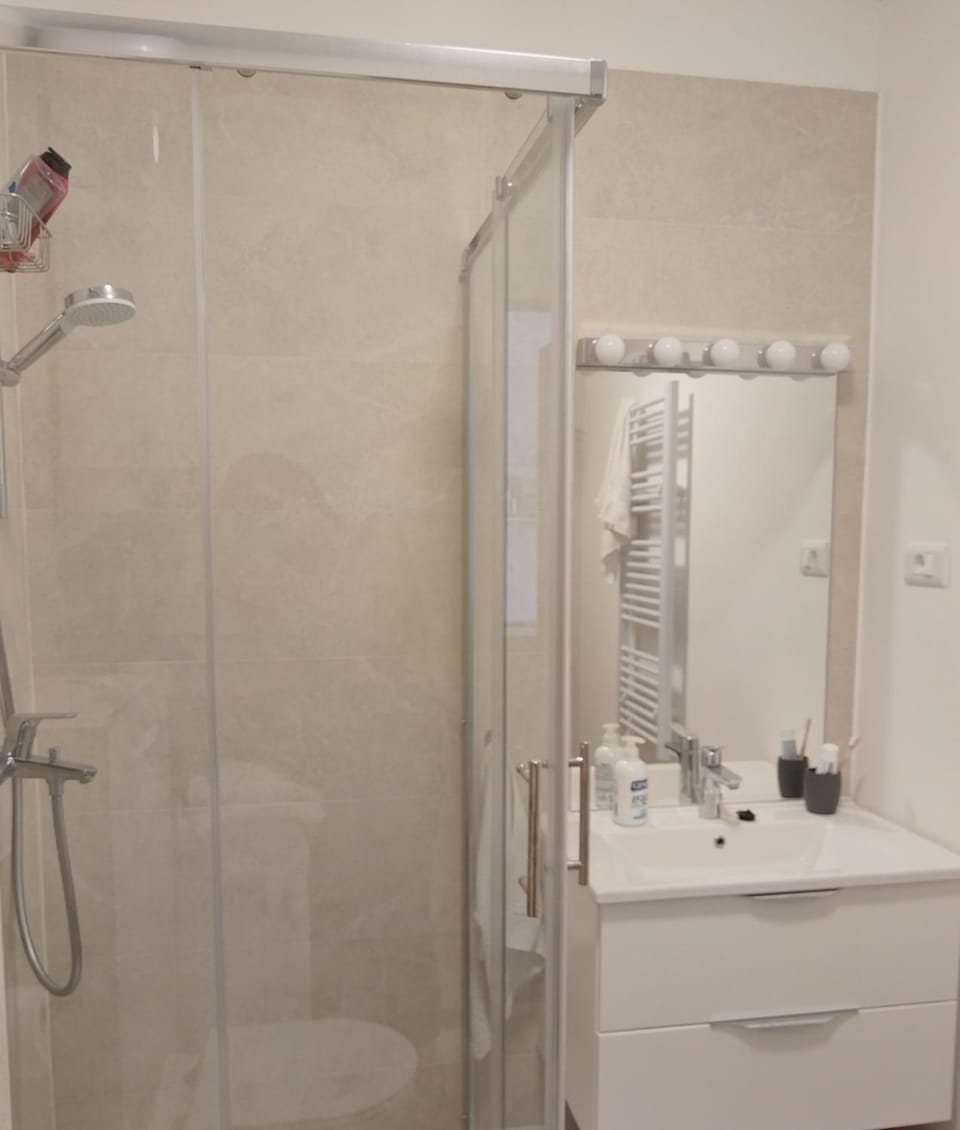Shower, Bathroom, towels