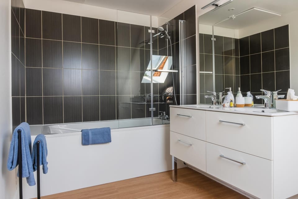 Bathroom, towels