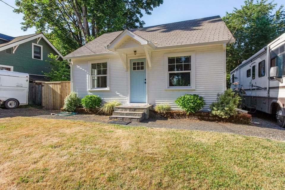 Charming Eugene Retreat Private Hot Tub and Yard! House in Eugene