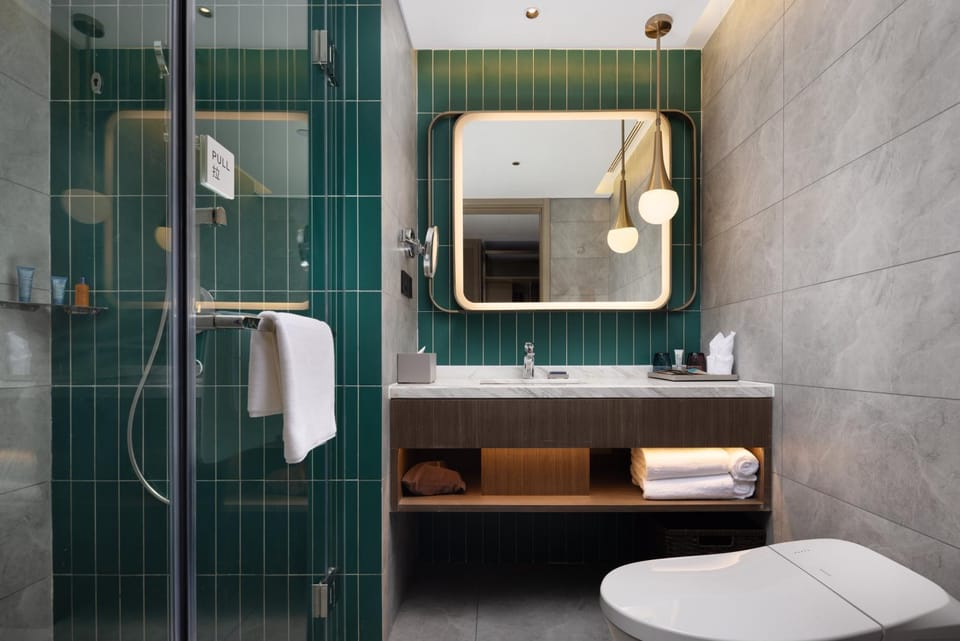 Shower, Toilet, Bathroom, towels