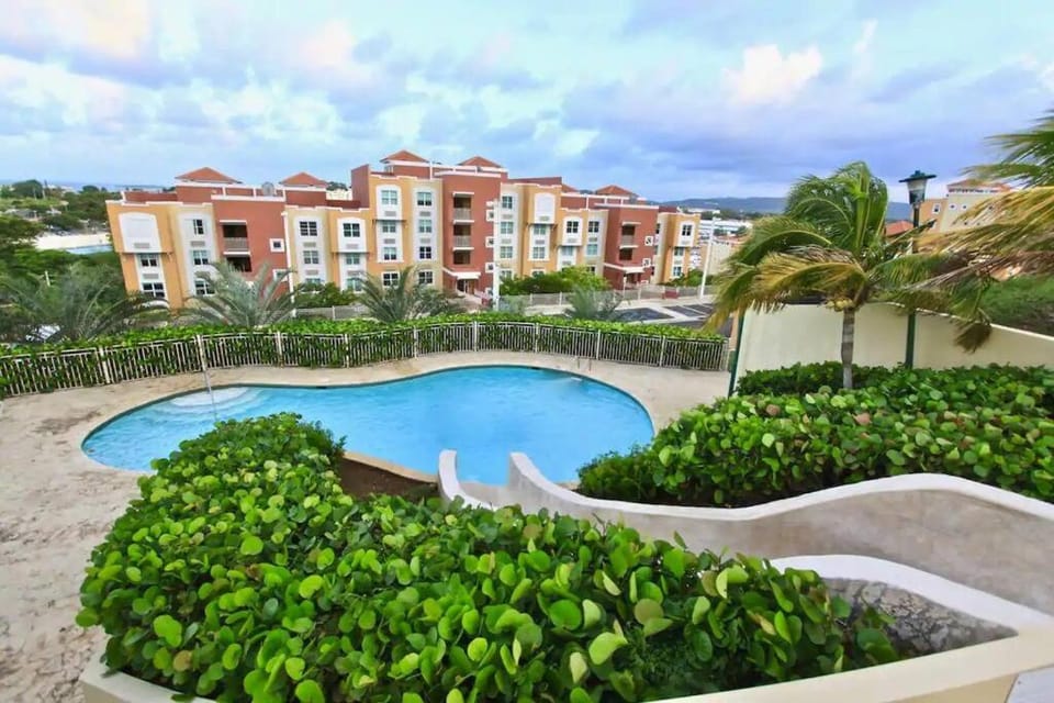 Property building, Garden, Swimming pool