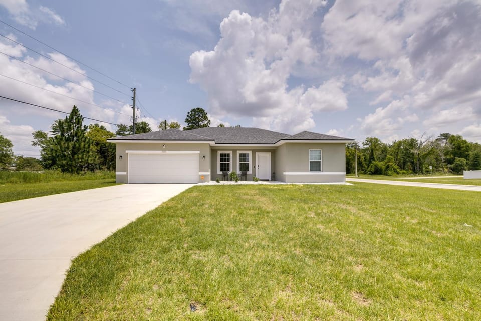 Bright, Pet-Friendly Home: 16 Mi to Downtown Ocala House in Florida