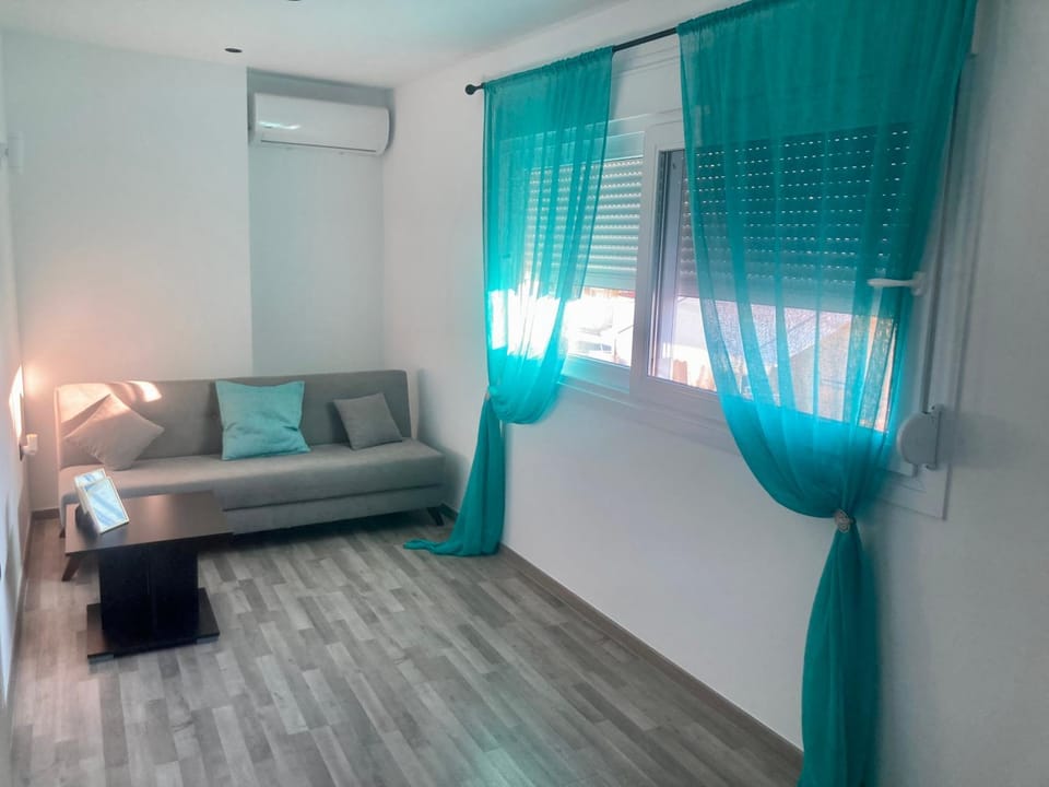 Bed, Living room, Photo of the whole room, Seating area, air conditioner
