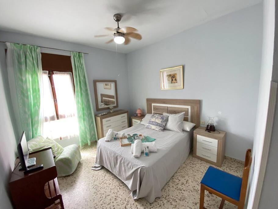 Bed, Photo of the whole room, Bedroom, fireplace, towels