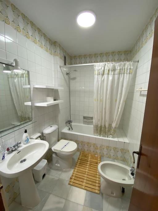 Shower, Toilet, Bathroom, Bath, bidet, towels