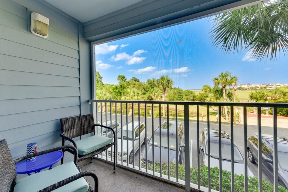 < 1 Mi to Beach: Hilton Head Island Condo w/ Pool! House in Hilton Head Island