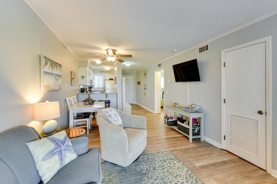 < 1 Mi to Beach: Hilton Head Island Condo w/ Pool! House in Hilton Head Island