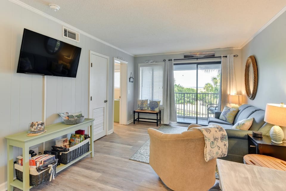 < 1 Mi to Beach: Hilton Head Island Condo w/ Pool! House in Hilton Head Island