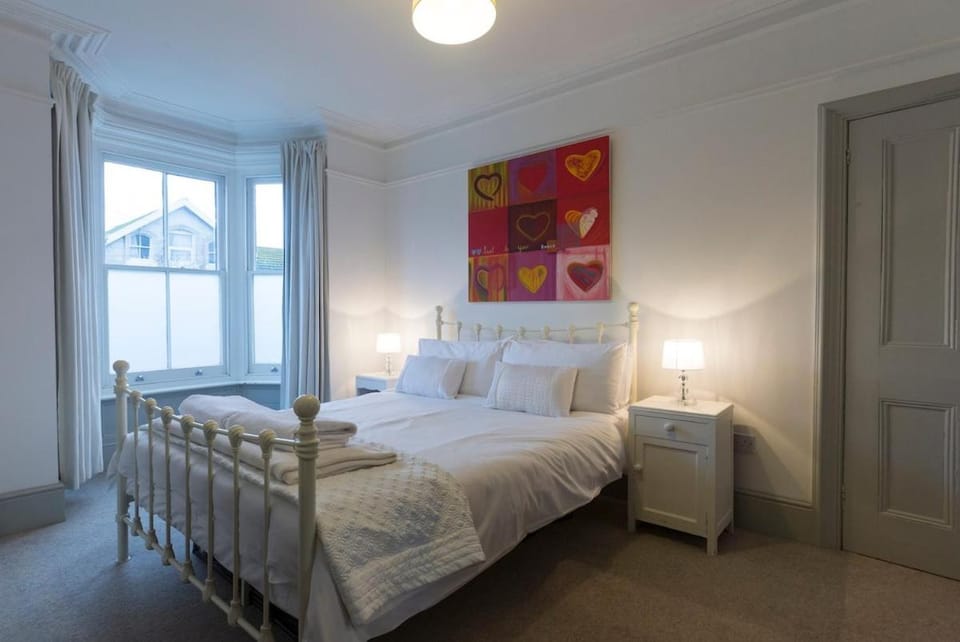 Sunshine Villa Broadstairs sleeps 8 close to beach House in Broadstairs