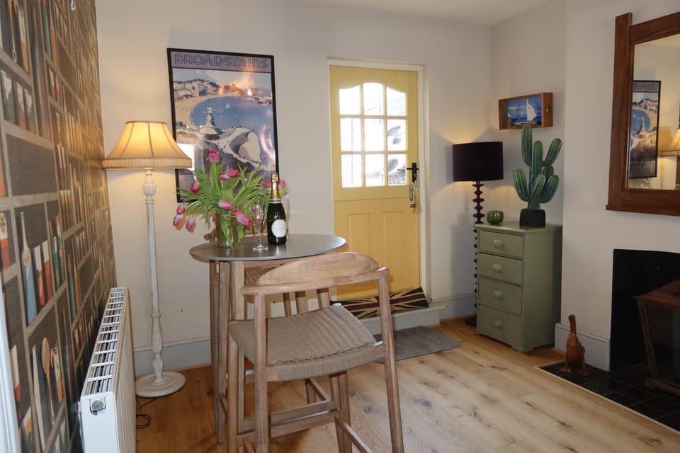 Sunshine Villa Broadstairs sleeps 8 close to beach House in Broadstairs