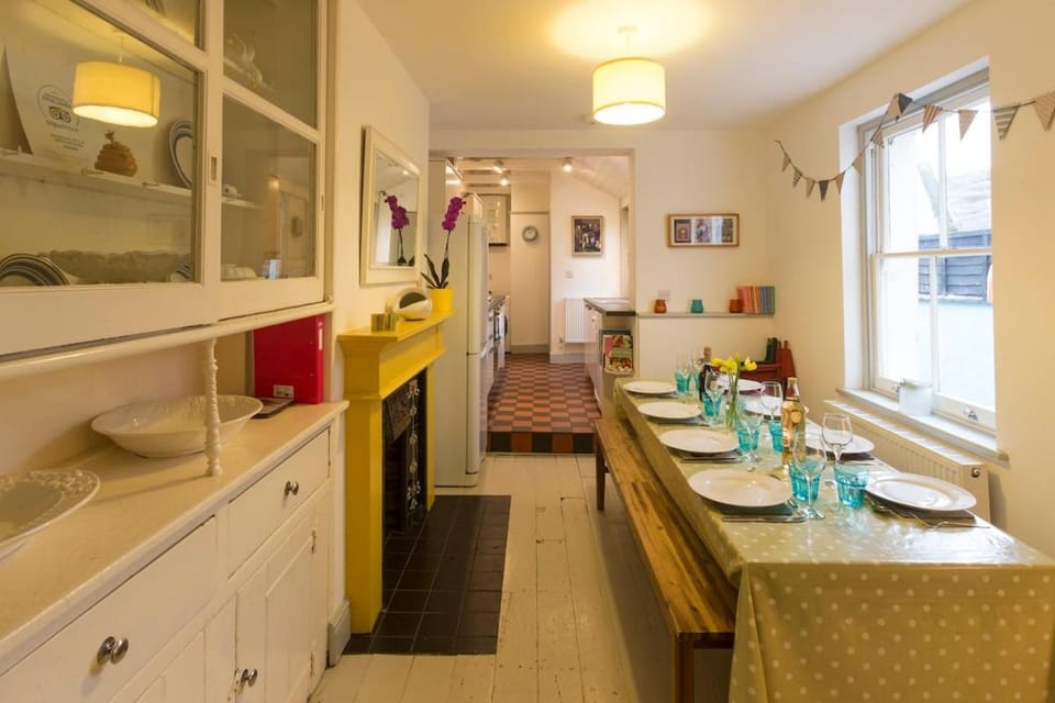 Sunshine Villa Broadstairs sleeps 8 close to beach House in Broadstairs