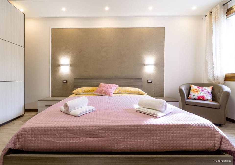 Bed, Bedroom, towels, wardrobe