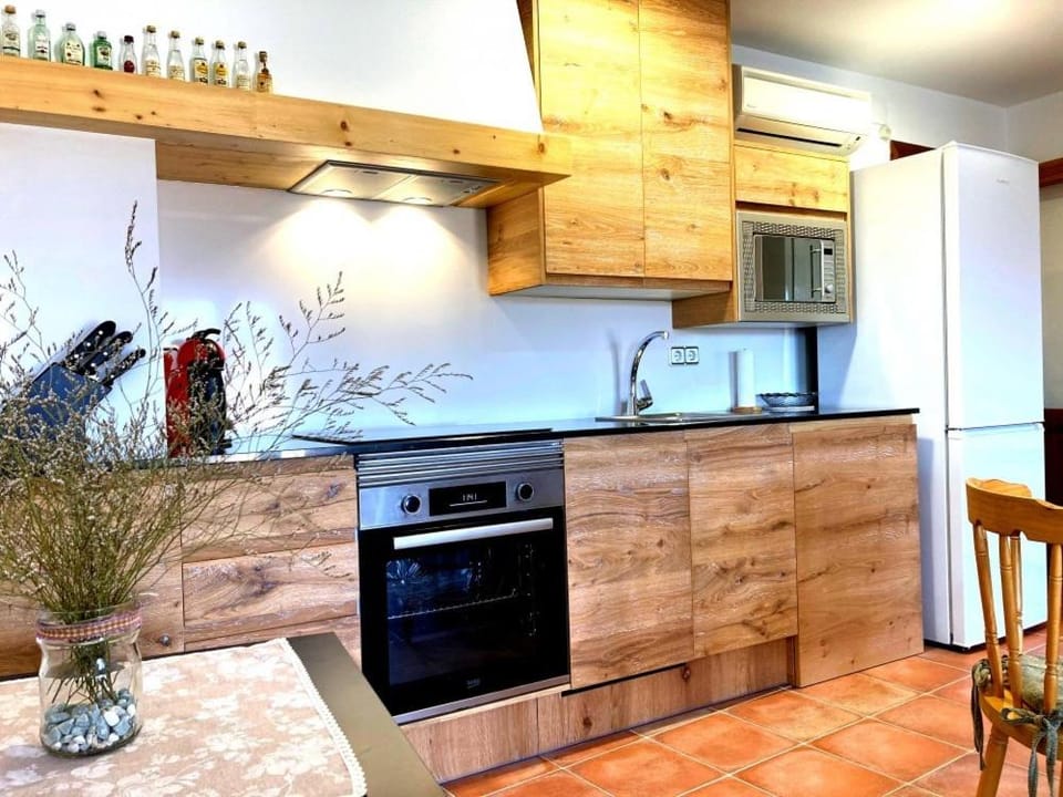 Dining area, minibar, pet friendly, stove
