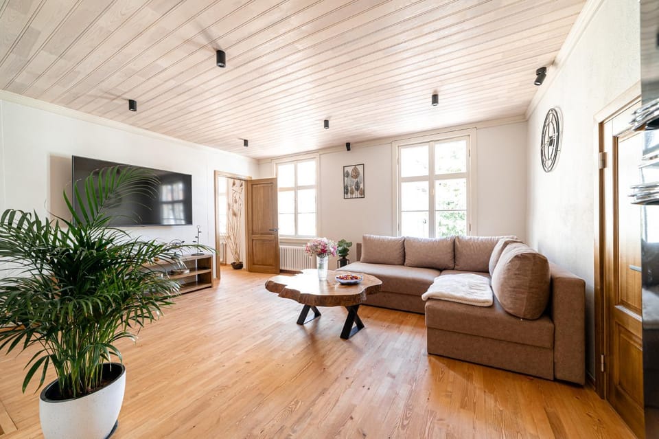 TV and multimedia, Living room, Seating area, Evening entertainment