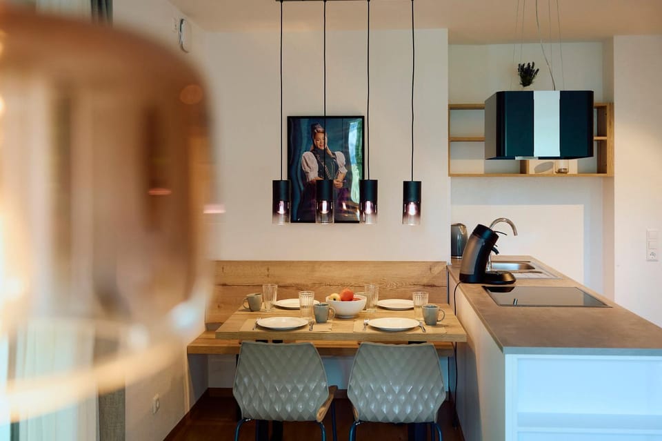 Kitchen or kitchenette, Food and drinks, Seating area, Dining area, Food