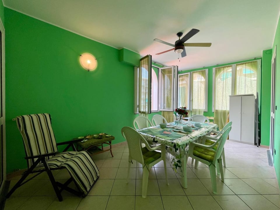 Dining area, fireplace
