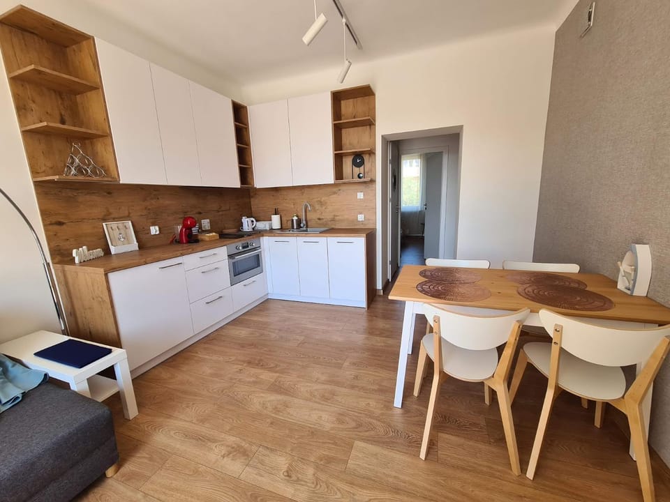 Coffee/tea facilities, Kitchen or kitchenette, Dining area, dishwasher, minibar, stove