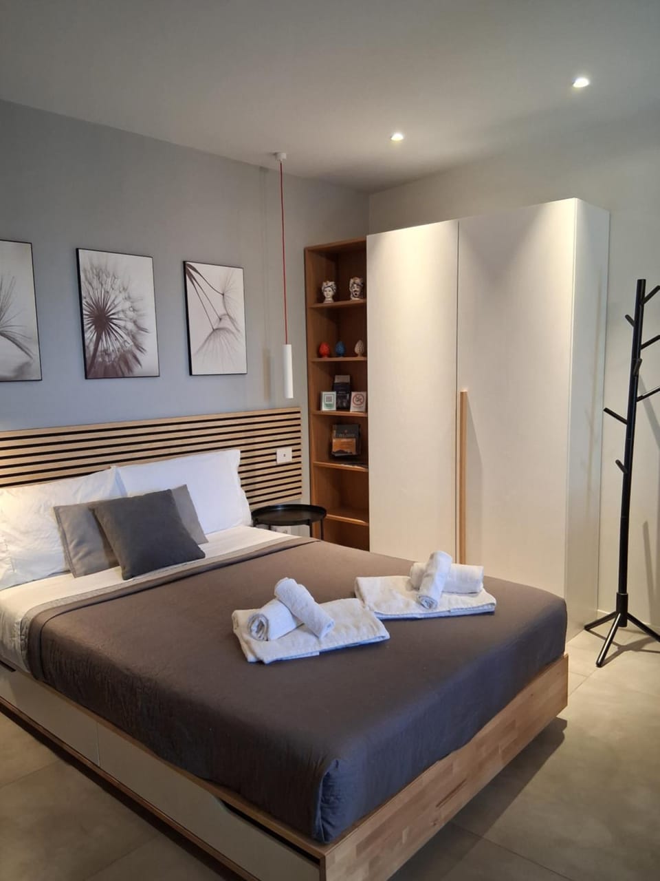 Bed, Library, Photo of the whole room, Bedroom, towels