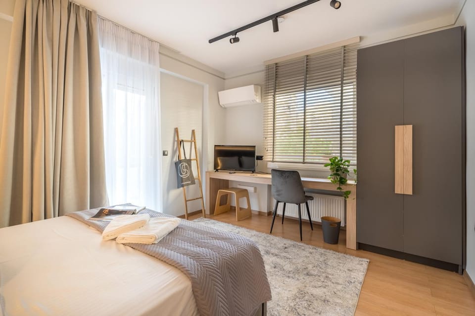 Bed, TV and multimedia, Photo of the whole room, Bedroom, hair dresser, wardrobe