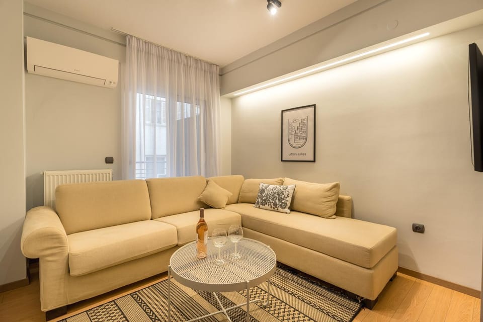 TV and multimedia, Living room, Seating area, air conditioner