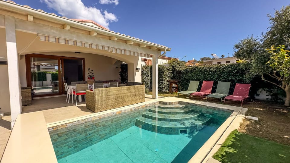 Property building, Patio, Garden view, Swimming pool, sunbed