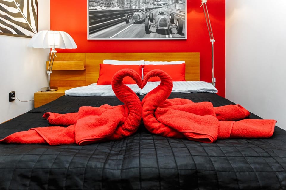 Bed, Bedroom, towels