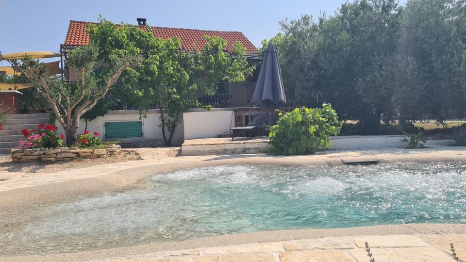 Day, Swimming pool