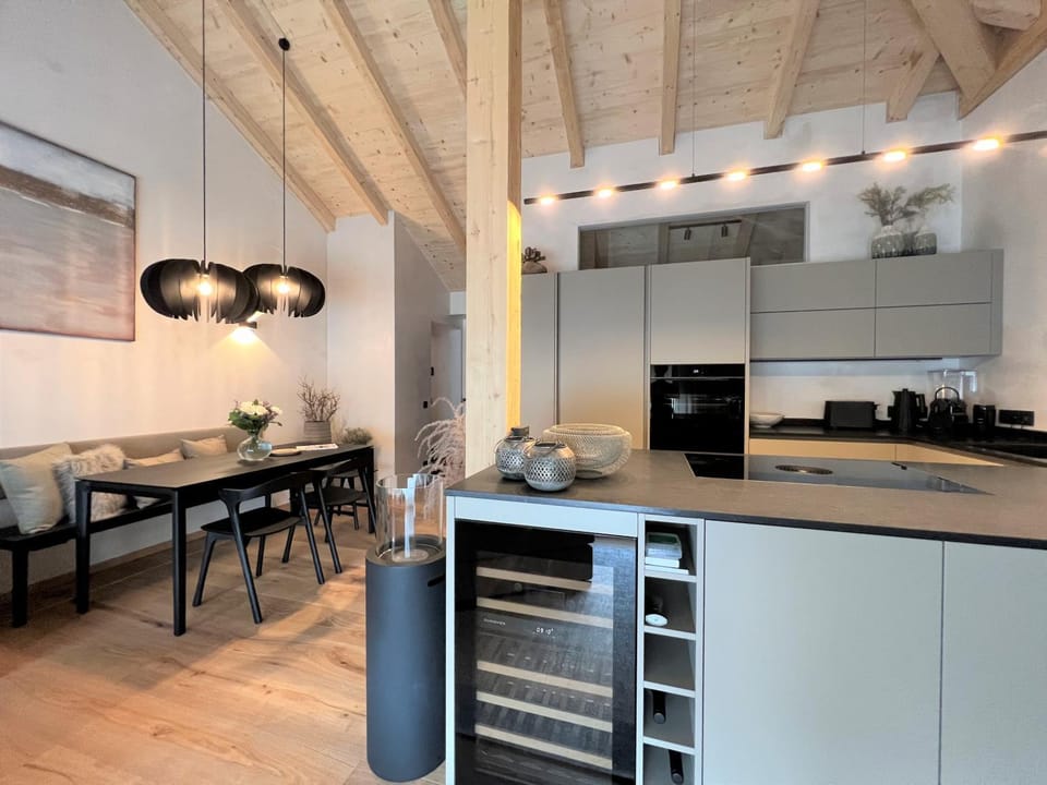 Coffee/tea facilities, Kitchen or kitchenette, Dining area, oven, stove, toaster