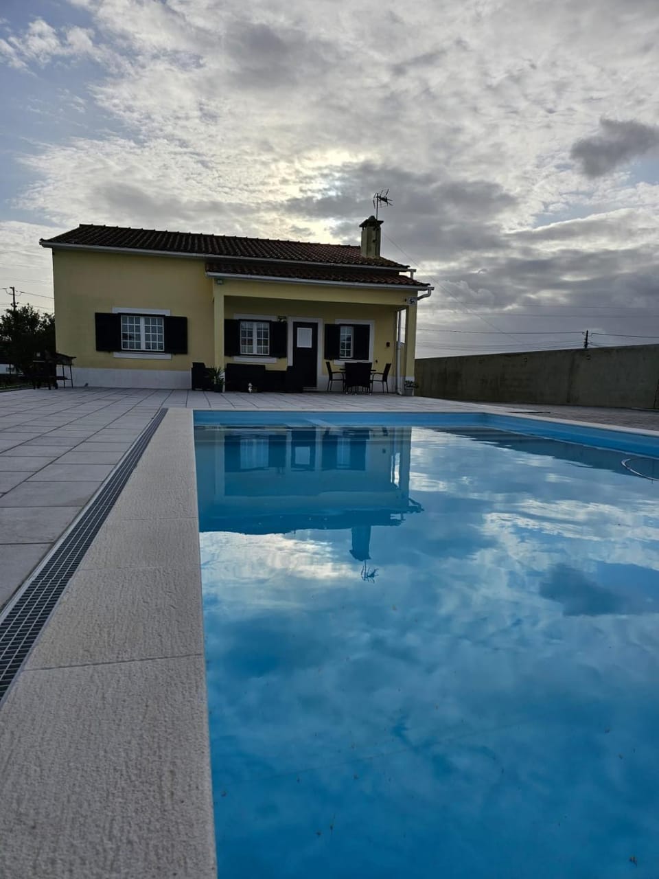 Property building, Day, Pool view, Swimming pool